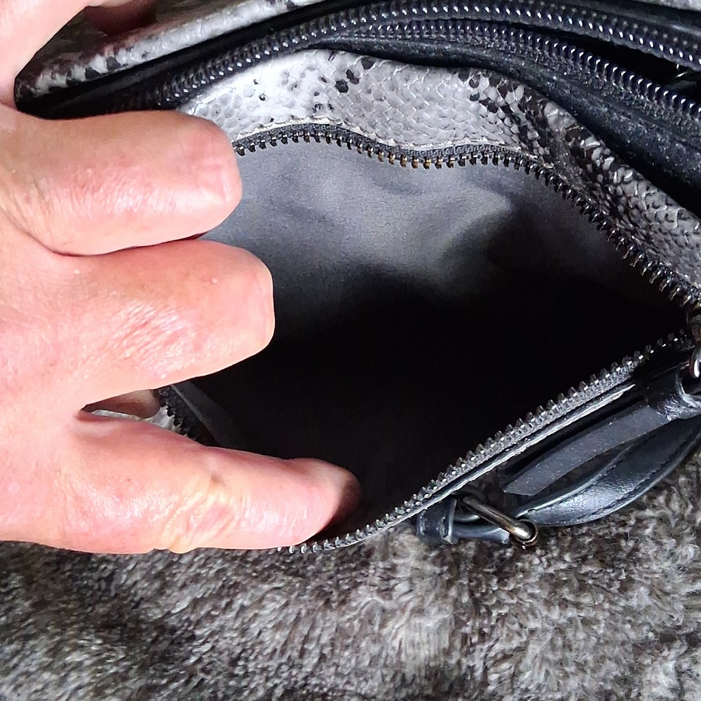 VERA WANG Snake-Print Crossbody GREAT CONDITION. - Picture 9 of 9